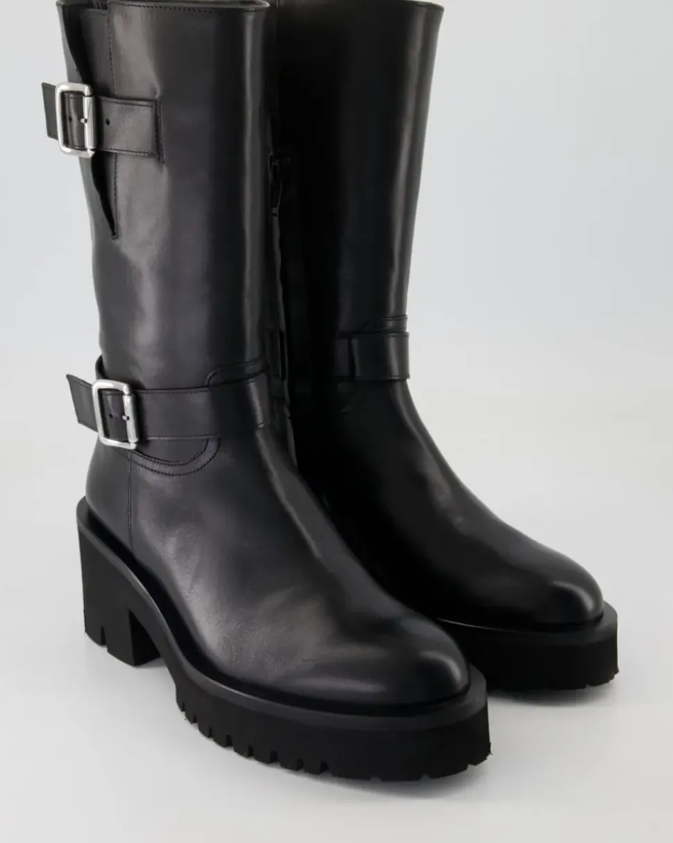 Camille Stiefel in Schwarz