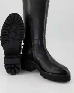 Camille Stiefel in Schwarz