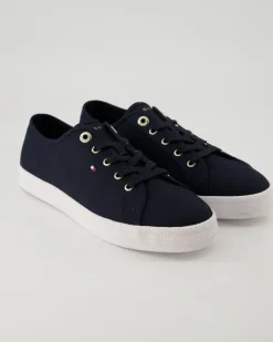 Essential Sneaker in Blau