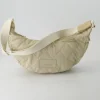 Hetta Halfmoon Bag Umhängetasche in Beige