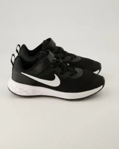 Revolution Sportschuhe in Schwarz